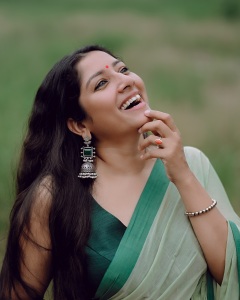 anumol-bold-and-stunning-look-photos-020