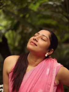 anumol-in-baby-pink-saree-photos-004