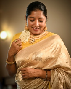 anumol-in-golden-saree-with-yellow-blouse-photos-001
