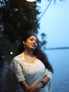anumol-in-onam-saree-with-blouse-style-photos-003