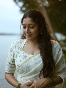 anumol-in-onam-saree-with-blouse-style-photos-004