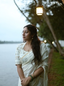 anumol-in-onam-saree-with-blouse-style-photos