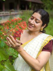 anumol-in-traditional-kerala-setsaree-with-blouse-combination-pics-003