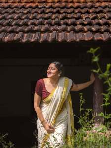 anumol-in-traditional-kerala-setsaree-with-blouse-combination-pics-008