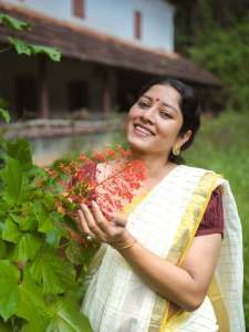 anumol-in-traditional-kerala-setsaree-with-blouse-combination-pics