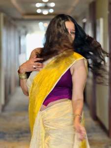 anumol-in-trending-blouse-design-with-saree-drape-photos-004