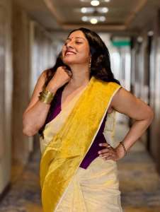 anumol-in-trending-blouse-design-with-saree-drape-photos