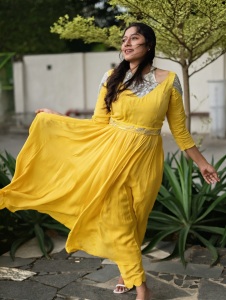 anumol-in-yellow-party-wear-dress-images-001