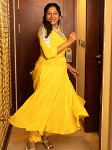 anumol-in-yellow-party-wear-dress-images-009