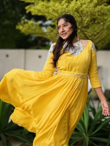 anumol-in-yellow-party-wear-dress-images