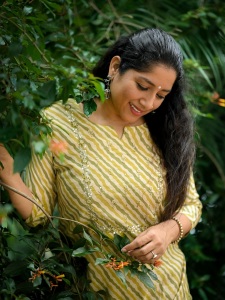 anumol-latest-photos-in-simple-makeup-look-006