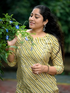 anumol-latest-photos-in-simple-makeup-look-008