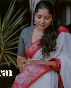 anumol-new-photos-in-pattu-saree-005