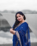 actress-anumol-in-blue-cotton-saree-photos-002