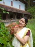 anumol-in-traditional-kerala-setsaree-with-blouse-combination-pics-002
