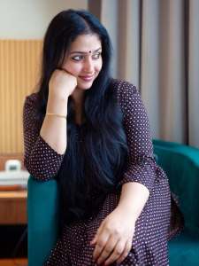 actress-anu-sithara-in-dot-printed-simple-churidar-stitching-ideas-photos-006