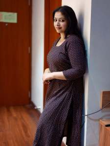 actress-anu-sithara-in-dot-printed-simple-churidar-stitching-ideas-photos-008