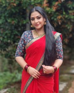 anu-sithara-beautiful-photos-in-saree-latest-002