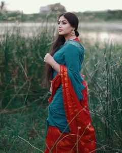 anu-sithara-in-red-and-blue-saree-latest-images-002