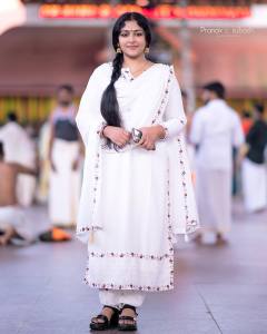 anu-sithara-new-photos-in-Guruvayoor-temple-001