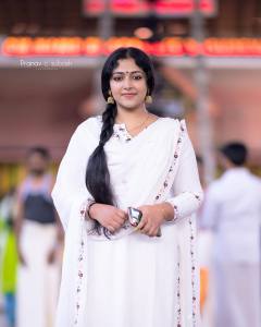 anu-sithara-new-photos-in-Guruvayoor-temple