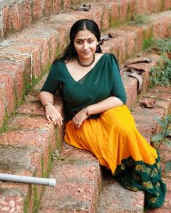 anu-sithara-new-photos-in-half-saree-0321-001