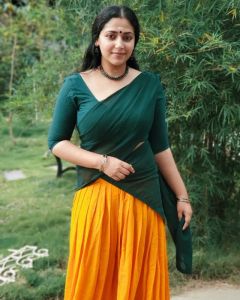 anu-sithara-new-photos-in-half-saree-0321