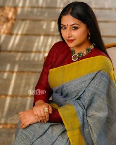 anu-sithara-new-photoshoot-for-vanitha-001