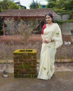 anu-sithara-temple-look-in-kerala-saree-pics-001