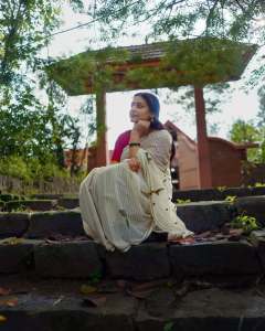 anu-sithara-temple-look-in-kerala-saree-pics-002