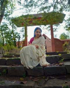 anu-sithara-temple-look-in-kerala-saree-pics