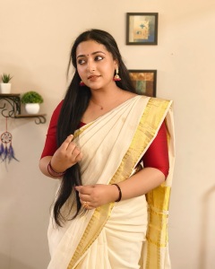 anusithara-new-photo-in-makeup-look-008