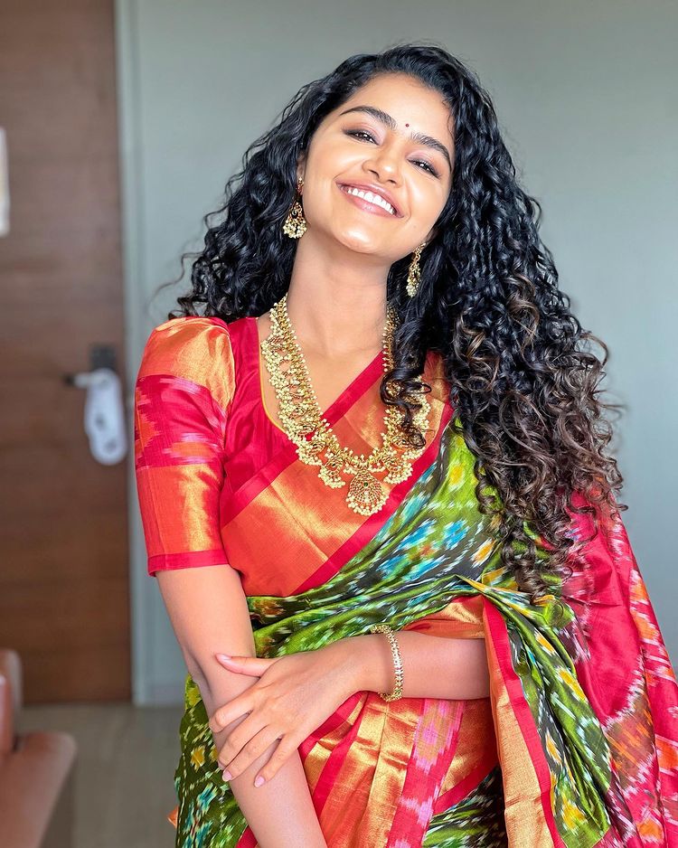 Actress-Anupama-Parameswaran-pattu-saree-look-photos-003