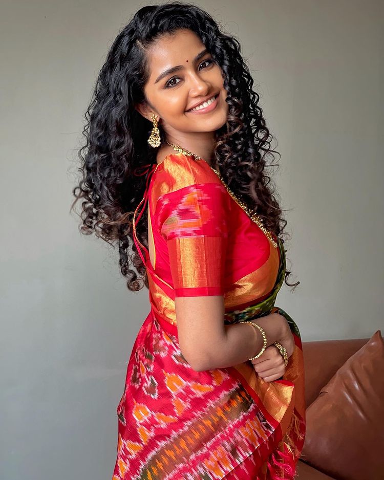 Actress-Anupama-Parameswaran-pattu-saree-look-photos