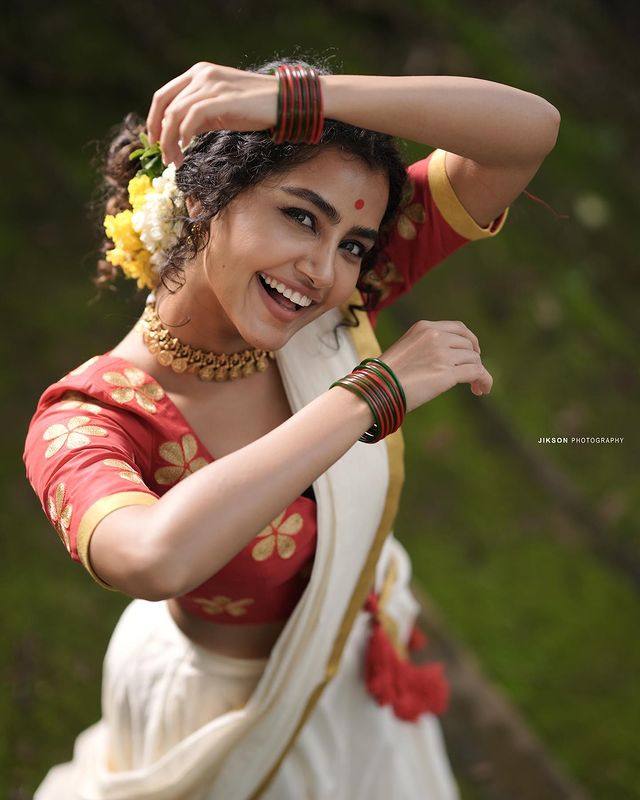 Anupama-Parameswaran-latest-onam-photos-in-kerala-sree-2021-002