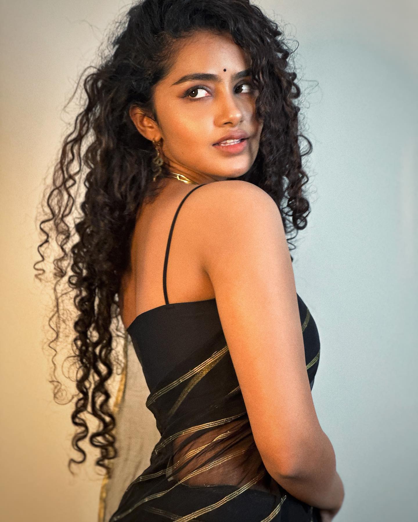anupama-parameswaran-in-her-curly-hairstyles-photos-002