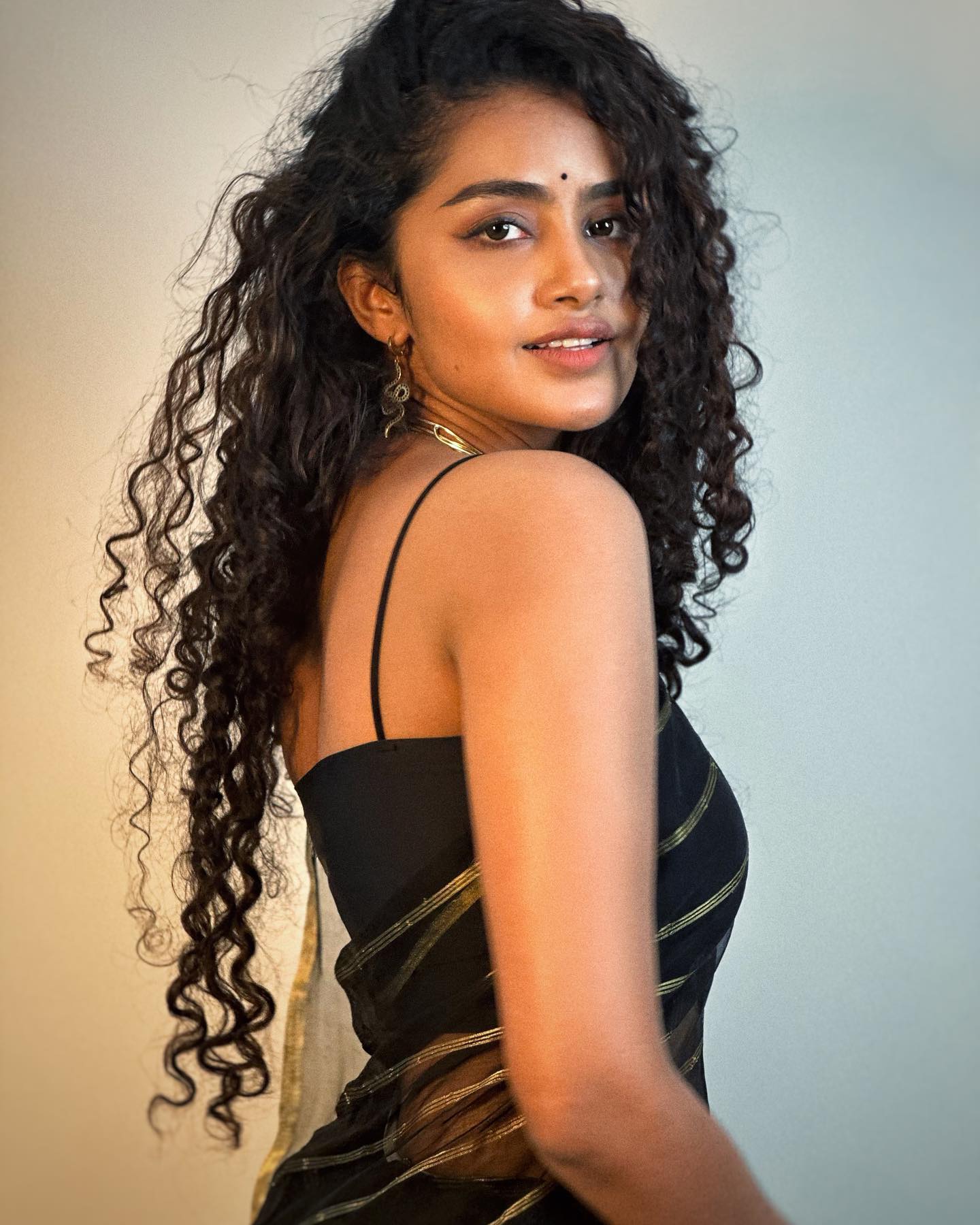 anupama-parameswaran-in-her-curly-hairstyles-photos-003