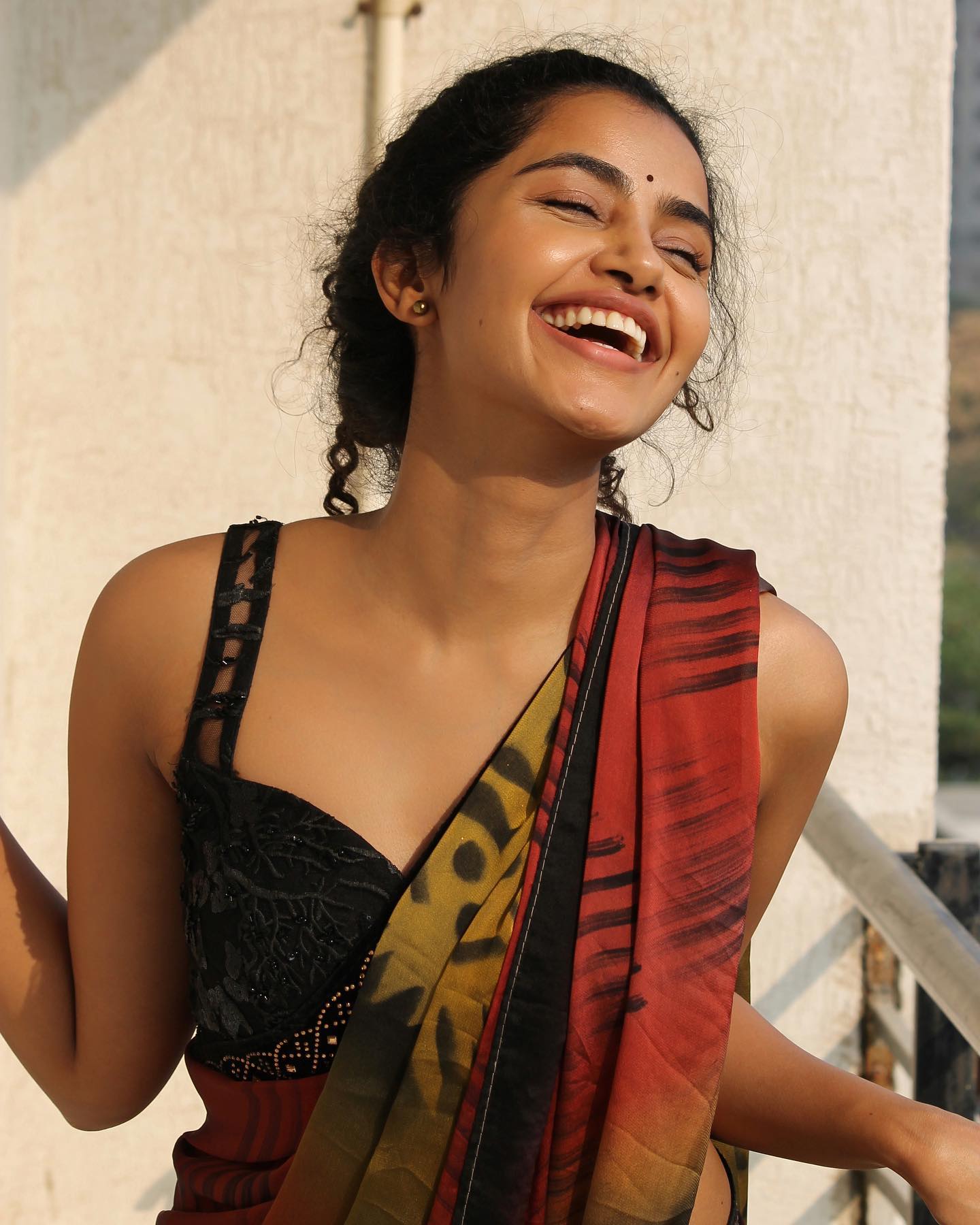 anupama-parameswaran-in-multi-colour-saree-with-black-blouse-002