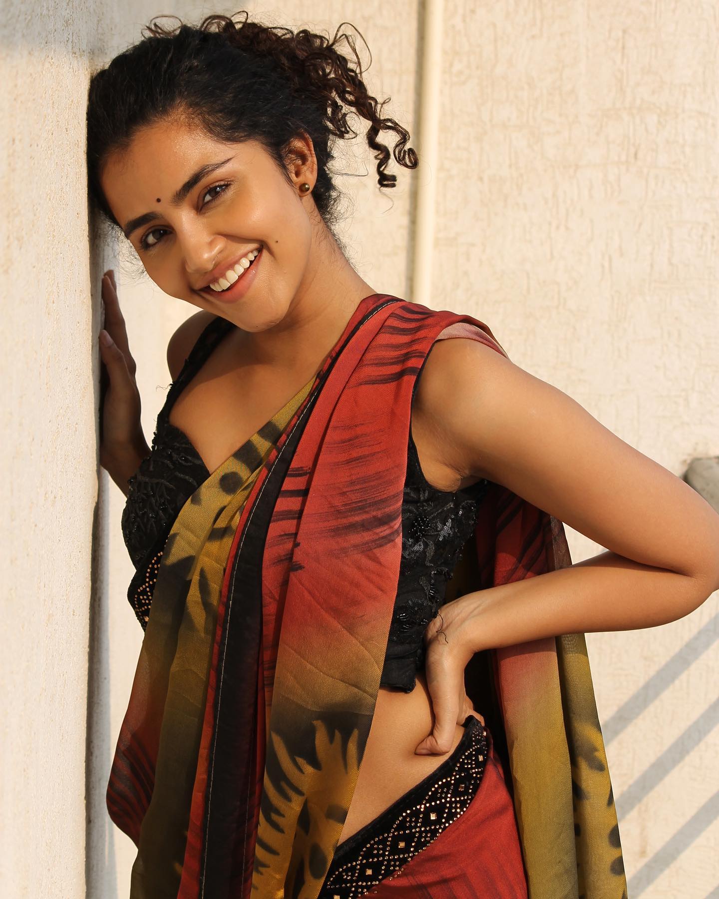 anupama-parameswaran-in-multi-colour-saree-with-black-blouse-003
