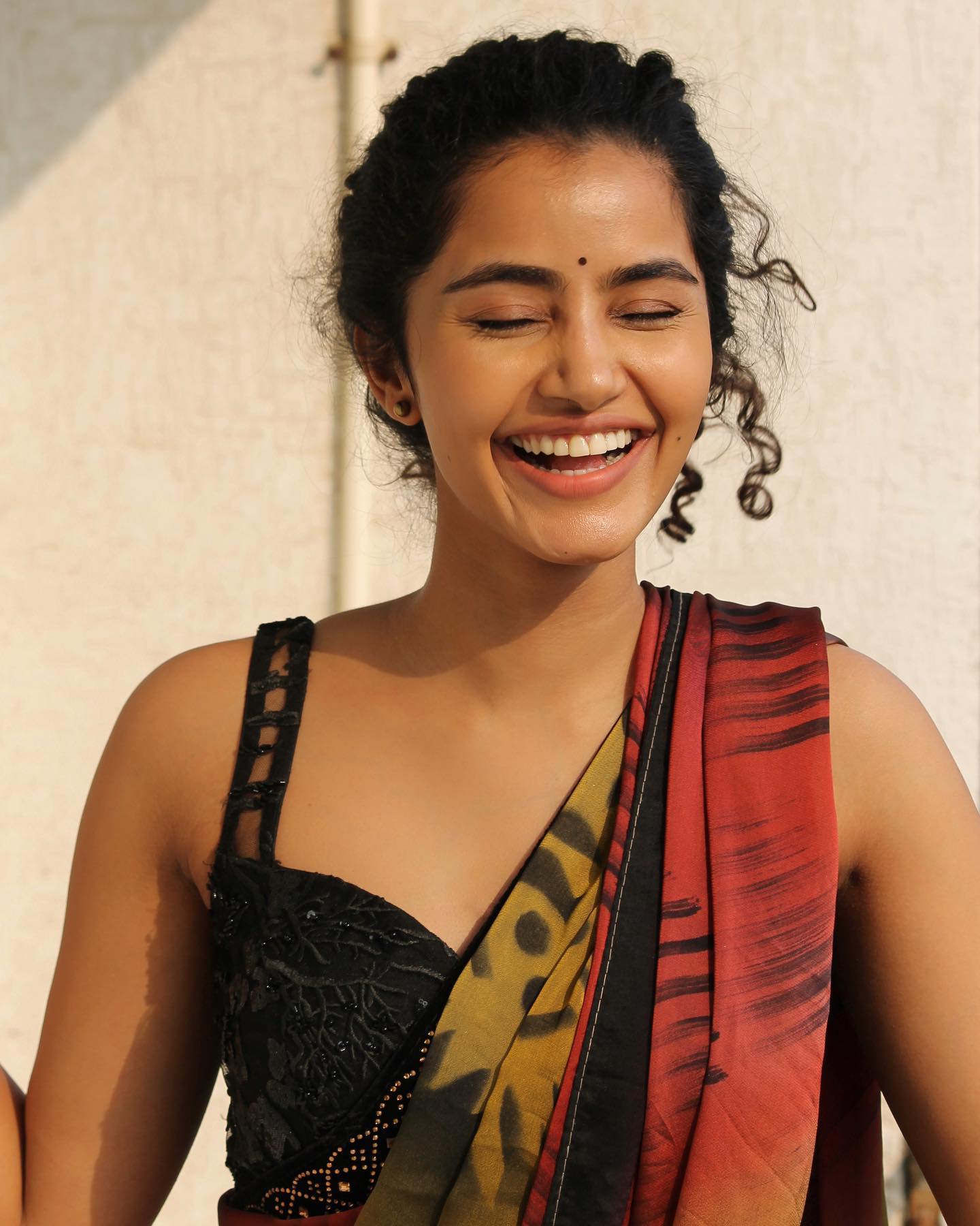 anupama-parameswaran-in-multi-colour-saree-with-black-blouse-004