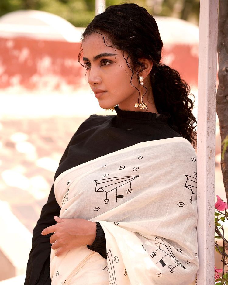 anupama-parameswaran-in-white-saree-with-black-full-sleeve-blouse-003
