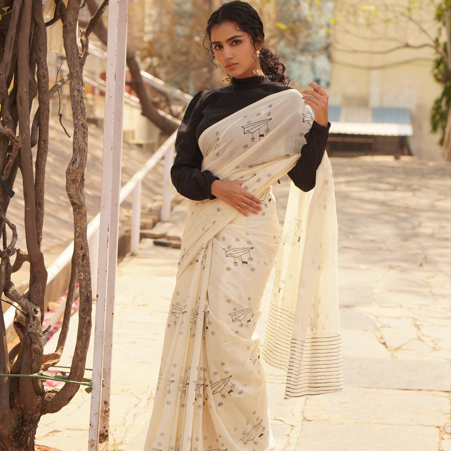 anupama-parameswaran-in-white-saree-with-black-full-sleeve-blouse-005