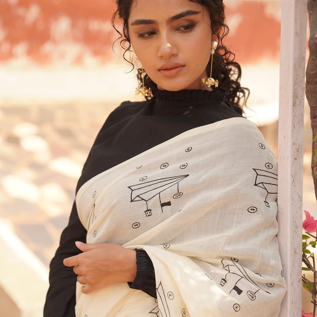 anupama-parameswaran-in-white-saree-with-black-full-sleeve-blouse-006