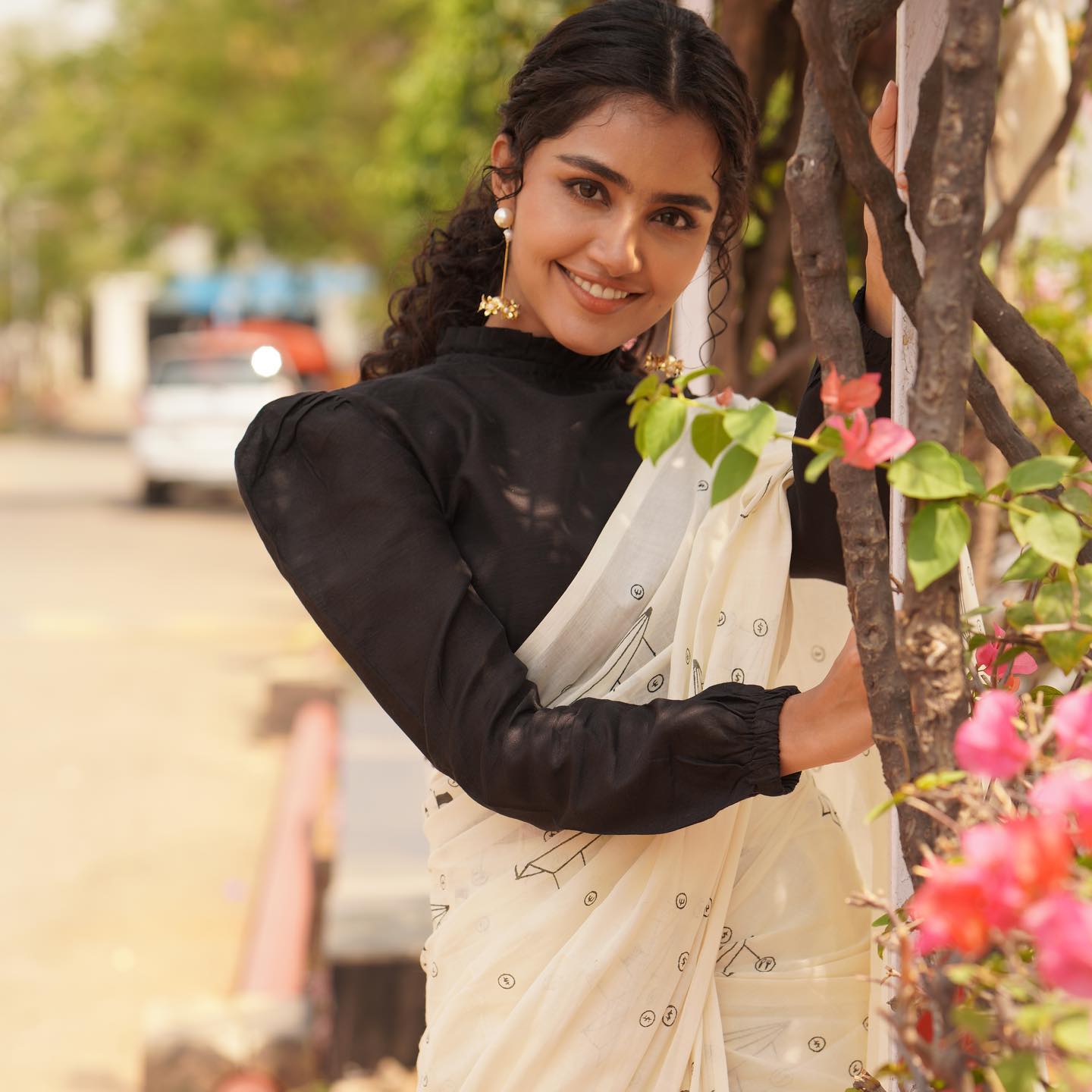 anupama-parameswaran-in-white-saree-with-black-full-sleeve-blouse-007