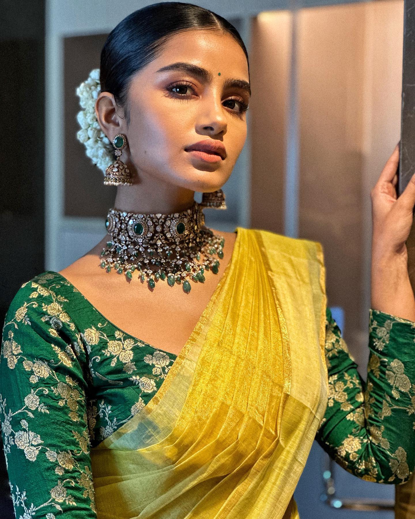 anupama-parameswaran-in-yellow-saree-with-green-blouse-003