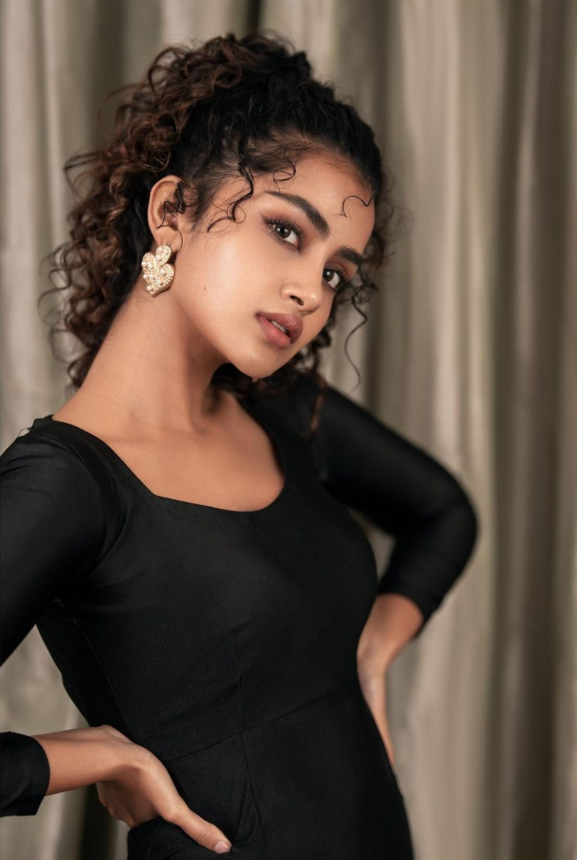anupama-parameswaran-latest-images-in-black-dress-003