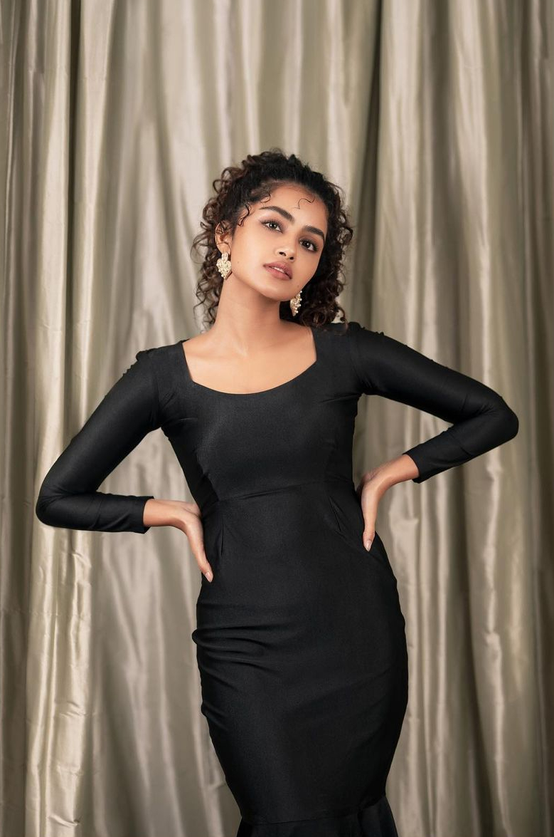 anupama-parameswaran-latest-images-in-black-dress-004