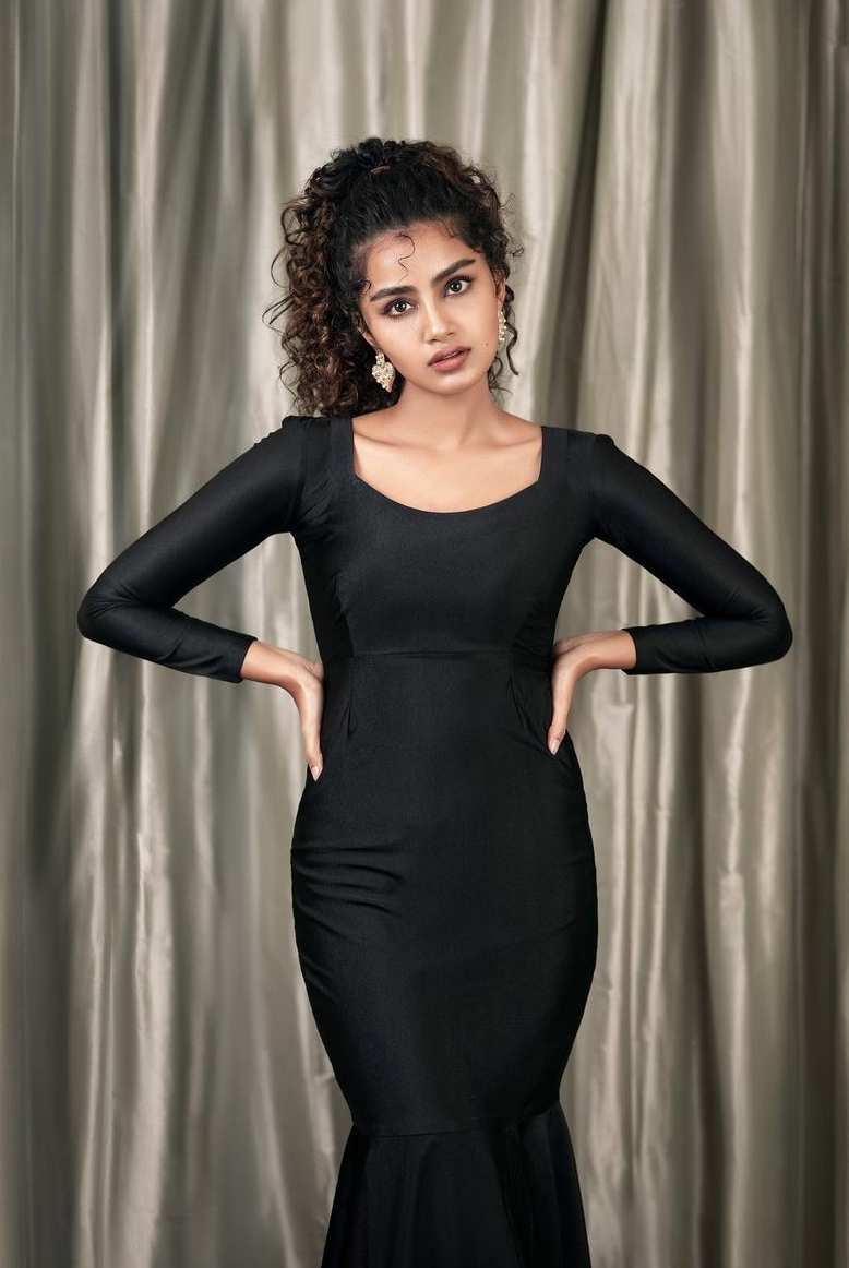 anupama-parameswaran-latest-images-in-black-dress-005