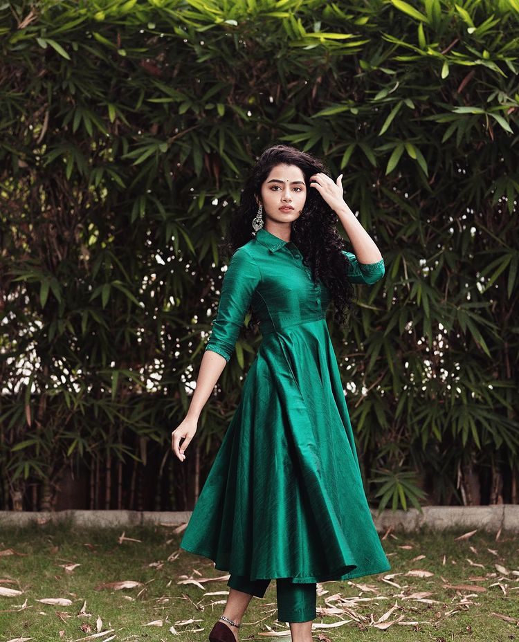anupama-parameswaran-latest-photos-in-green-colour-outfits-001