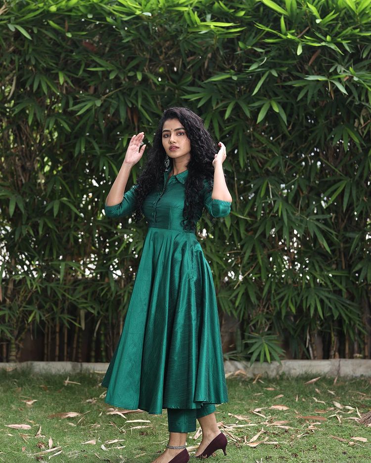 anupama-parameswaran-latest-photos-in-green-colour-outfits-011